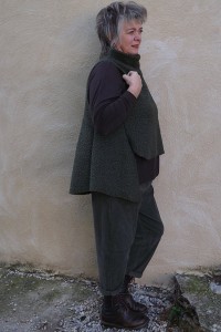 Haut sans manches Martin sapin, pull Edouard choco et pantalon Alessio velours