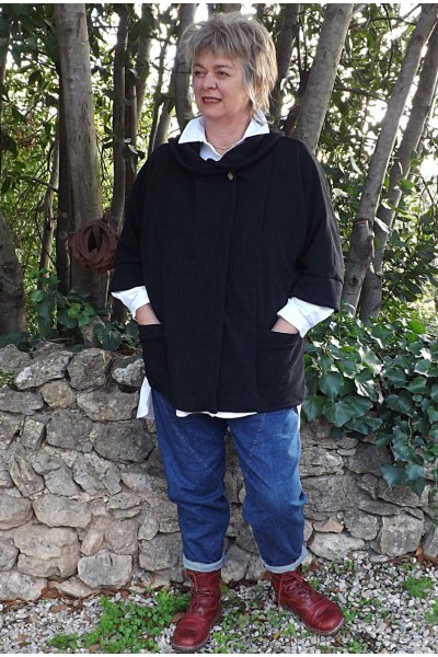 Veste velours côtelé courte Aristide, chemise Chloé et jean Jeff.