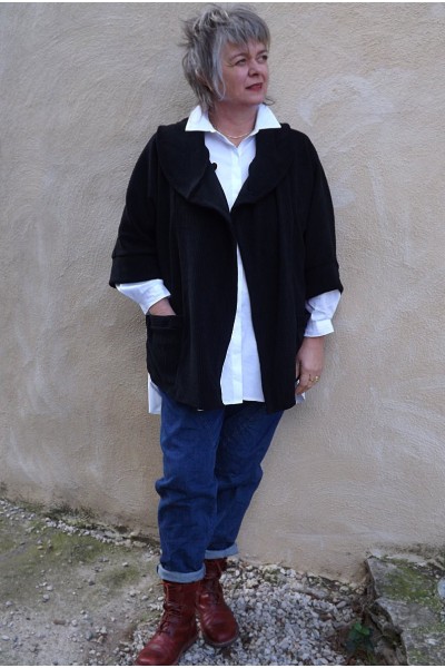 Veste velours côtelé courte Aristide, chemise Chloé et jean Jeff.