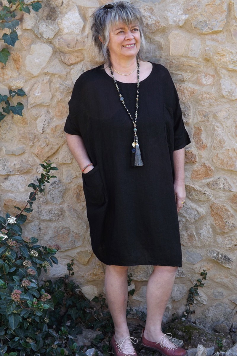 Robe en lin naturel de couleur noire