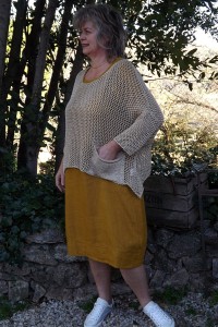 Haut maille filet brillant et robe en lin Léa miel