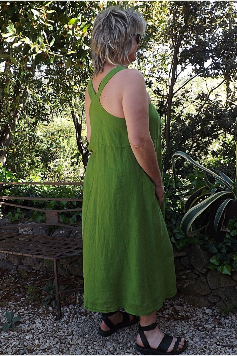Robe chasuble en lin grande taille de couleur acacia.