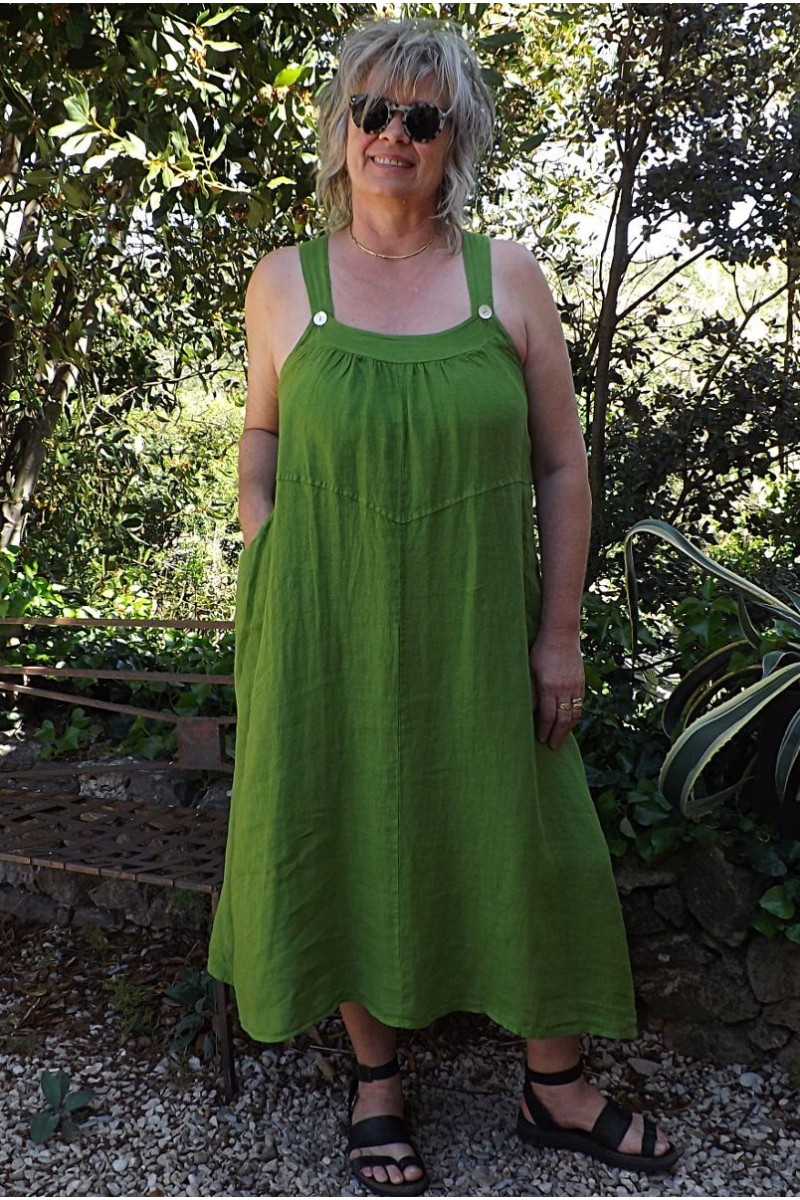 Robe chasuble en lin grande taille de couleur acacia.