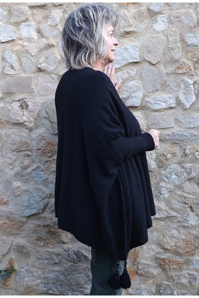 Poncho pull Joséphine et pantalon Henri kaki.