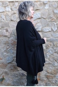 Poncho pull Joséphine et pantalon Henri kaki.