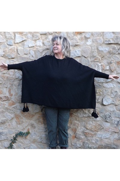 Poncho pull Joséphine et pantalon Henri kaki.