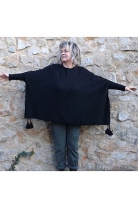Poncho pull Joséphine et pantalon Henri kaki.