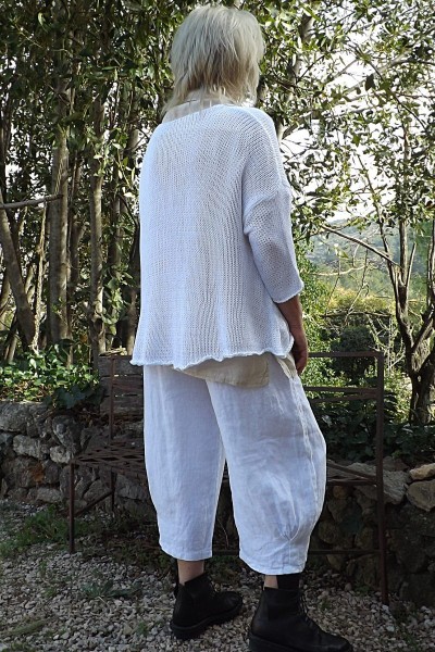 Pull coton Oversize Séverin blanc, chemise Séverine et pantalon Omer.