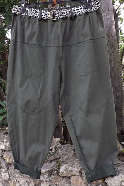 Pantalon Grande Taille Confortable et Original couleur kaki.