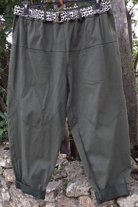 Pantalon Grande Taille Confortable et Original couleur kaki.