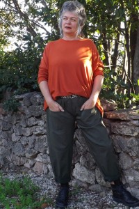Pantalon Antonin kaki et pull Auguste potiron.