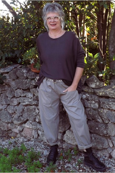 Pull Auguste choco et pantalon Antonin taupe.