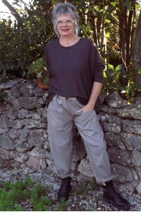 Pull Auguste choco et pantalon Antonin taupe.