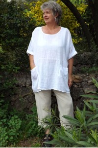 Tunique coton Pauline blanche et pantalon lin Antoine.