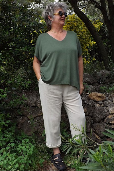 Top en maille fine Charles kaki et pantalon lin Antoine.