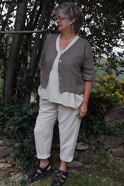 Veste courte en lin éco-responsable pour femme – Élégance naturelle
