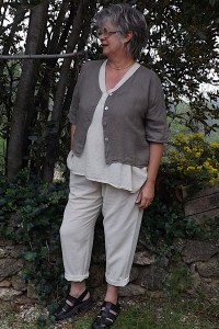 Veste courte en lin éco-responsable pour femme – Élégance naturelle