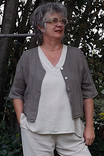 Veste lin Clotilde taupe, tee shirt Marcel et pantalon lin Antoine.