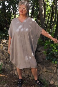 Robe longue en lin grande taille taupe – Élégance naturelle avec col V