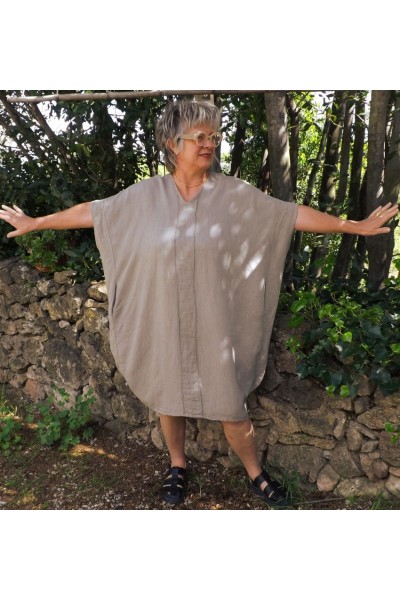Robe longue en lin grande taille taupe – Élégance naturelle avec col V