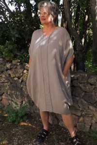 Robe longue en lin grande taille taupe – Élégance naturelle avec col V