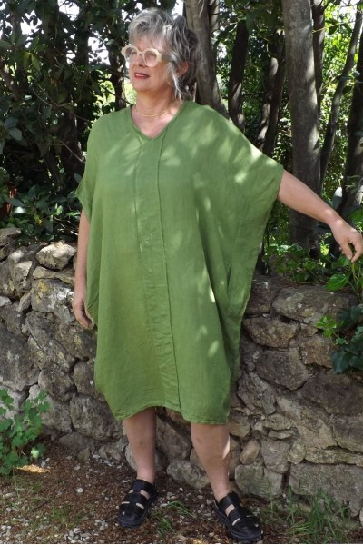 Robe longue en lin grande taille verte – Élégance naturelle avec col V