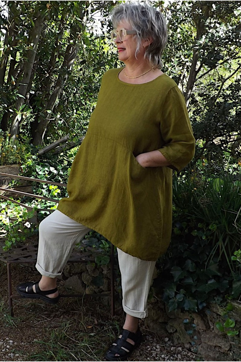 Tunique en lin naturel Emma vert botanique et pantalon Antoine. Tunique en lin naturel Emma vert botanique et pantalon Antoine.