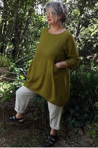 Tunique en lin naturel Emma vert botanique et pantalon Antoine.