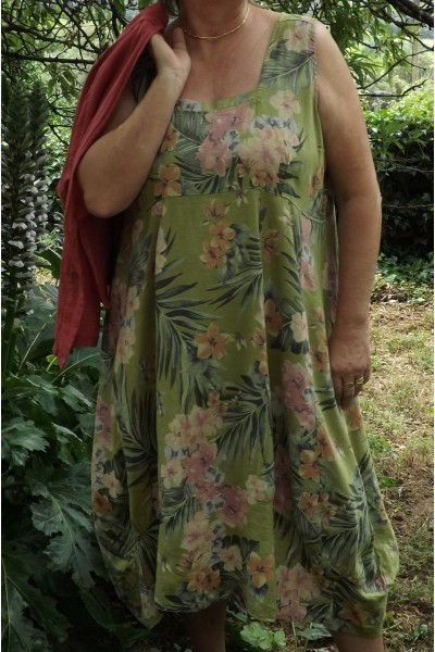 Robe chasuble grande taille en lin vert avec imprimé fleurs.