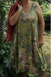 Robe chasuble grande taille en lin vert avec imprimé fleurs.