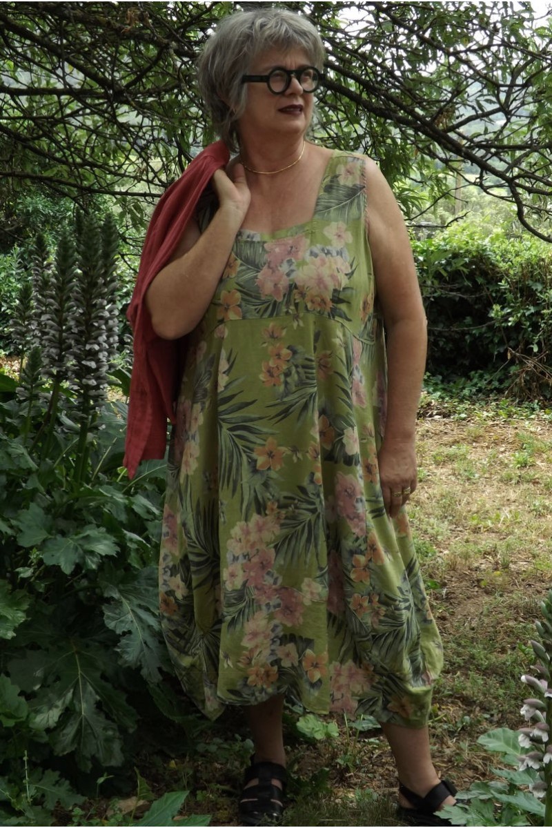 Robe chasuble grande taille en lin vert avec imprimé fleurs. Robe chasuble grande taille en lin vert avec imprimé fleurs.