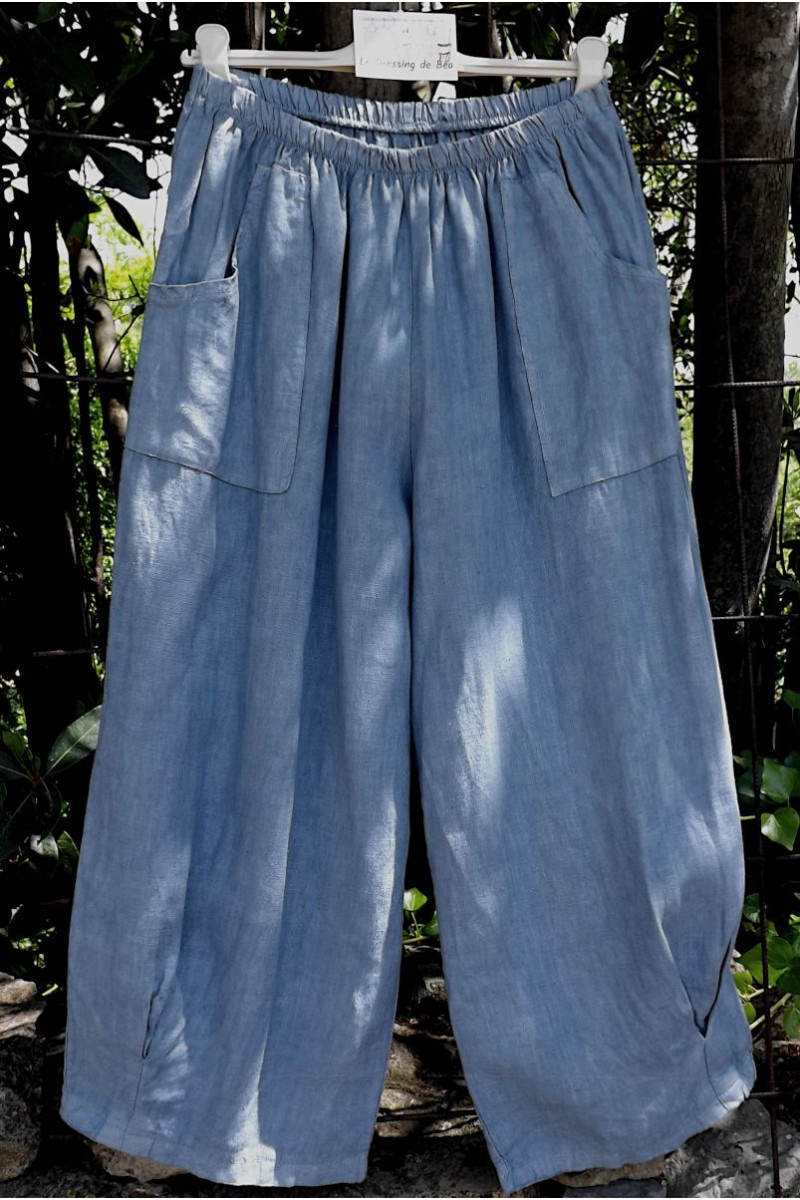 Pantalon en lin Omer bleu crémeux. Pantalon en lin Omer bleu crémeux.