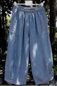 Pantalon en lin Omer bleu crémeux.