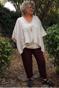 Veste lin Eléonore et pantalon lin Gabriel bourgogne.