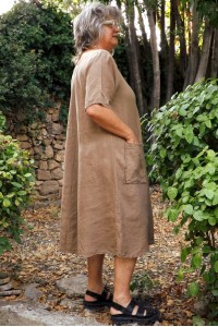 Robe longue en lin grande taille cappuccino– Élégance avec deux col V