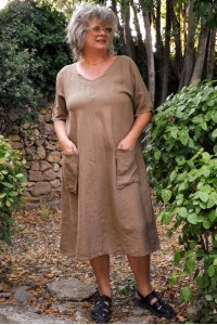 Robe longue en lin grande taille cappuccino– Élégance avec deux col V