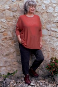 Pull léger laine et angora Auguste Rouille et Pantalon Gabriel Chocolat