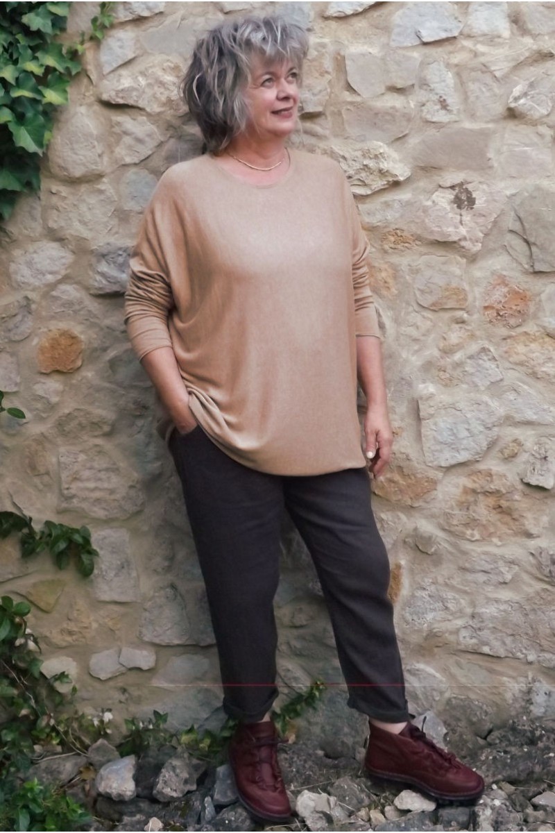 Pull léger Auguste beige chiné et Pantalon lin Gabriel chocolat
