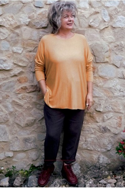 Pull léger Auguste laine angora moutarde et Pantalon lin Gabriel chocolat