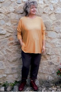 Pull léger Auguste laine angora moutarde et Pantalon lin Gabriel chocolat