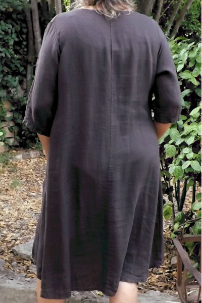 Robe en lin chocolat grande taille col V - Élégance et confort