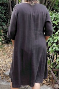 Robe en lin chocolat grande taille col V - Élégance et confort