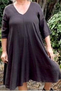 Robe en lin chocolat grande taille col V - Élégance et confort