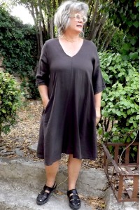 Robe en lin chocolat grande taille col V - Élégance et confort