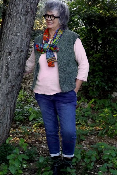 Gilet sans manche chaud Noé, Top gaze de coton colin Beige, Foulard coton Aya multicolore et Jean Béa.
