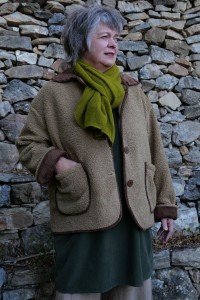 Veste polaire Olivia Beige, foulard en laine Vert botanique et Robe tunique velours Mathilde Kaki