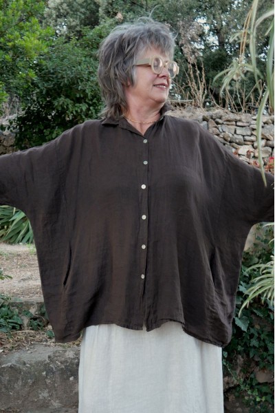 Chemise over size en lin chocolat grande taille femme – deux poches