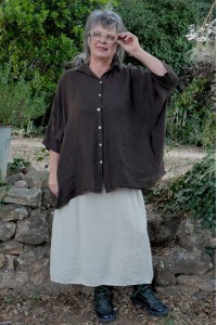 Chemise over size en lin chocolat grande taille femme – deux poches