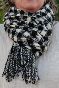 Écharpe Mixte en Laine à Carreaux N&B– Douceur, Chaleur & Élégance