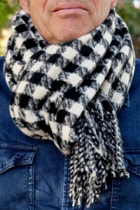 Écharpe Mixte en Laine à Carreaux N&B– Douceur, Chaleur & Élégance